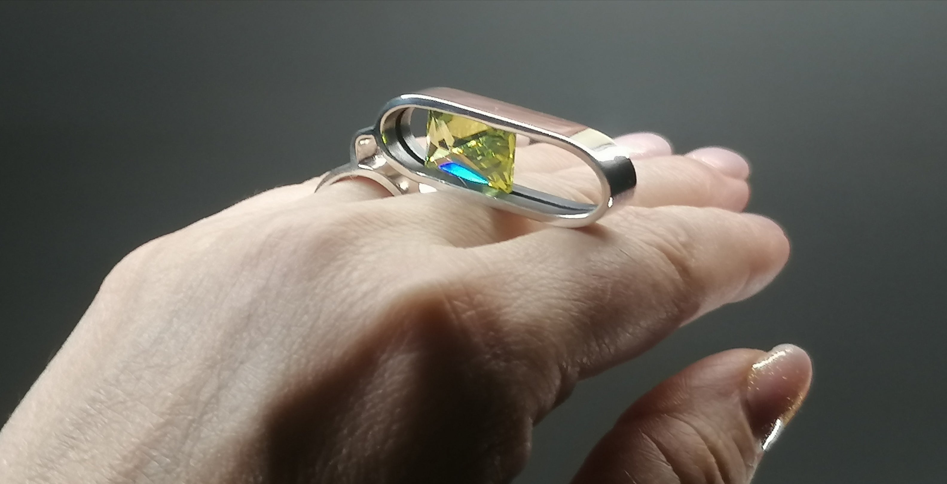 Pierścień srebro / syntetyczny oliwin