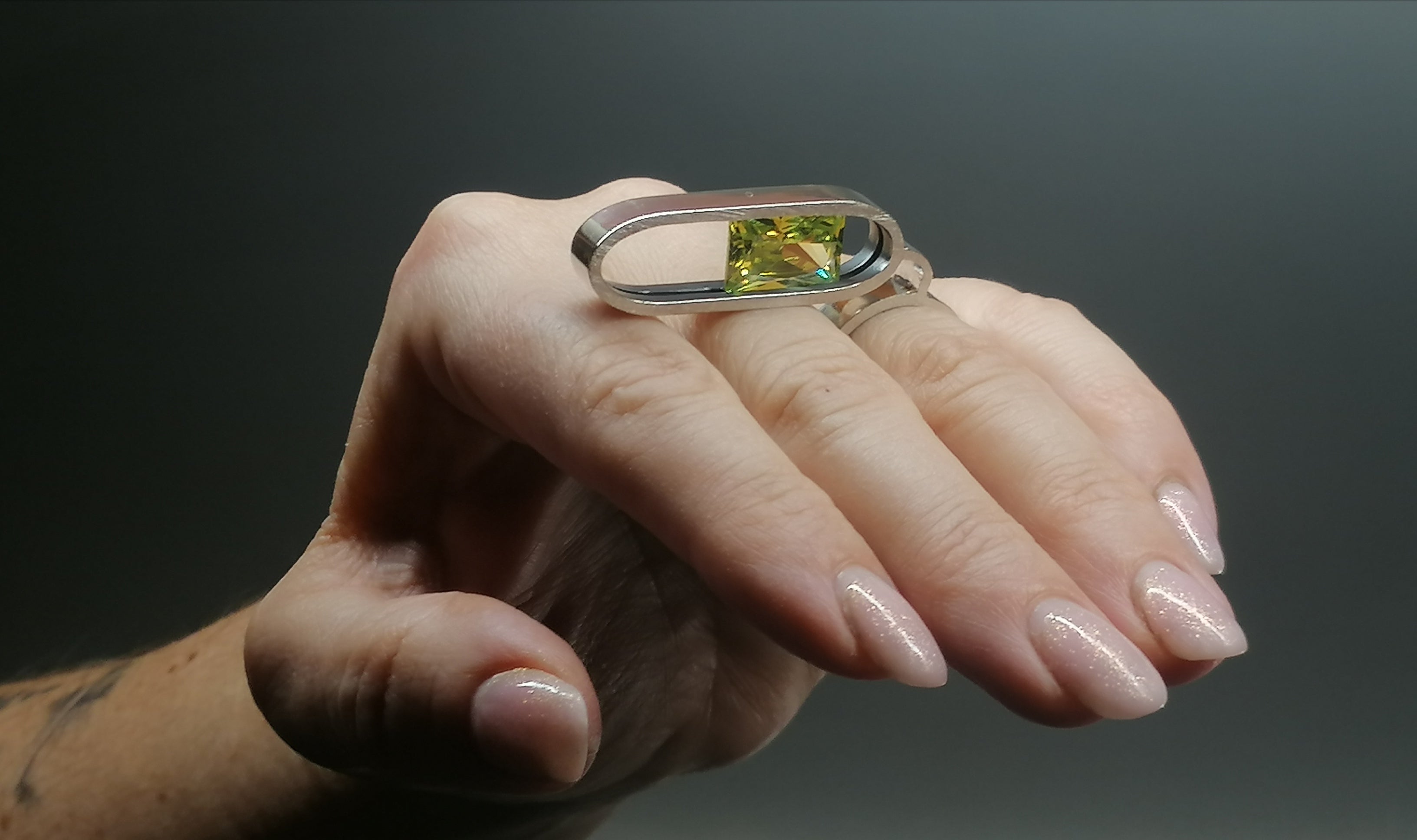 Pierścień srebro / syntetyczny oliwin