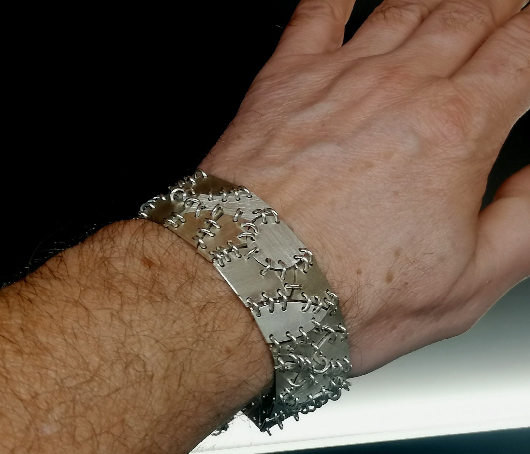 Srebrna szyta bransoleta