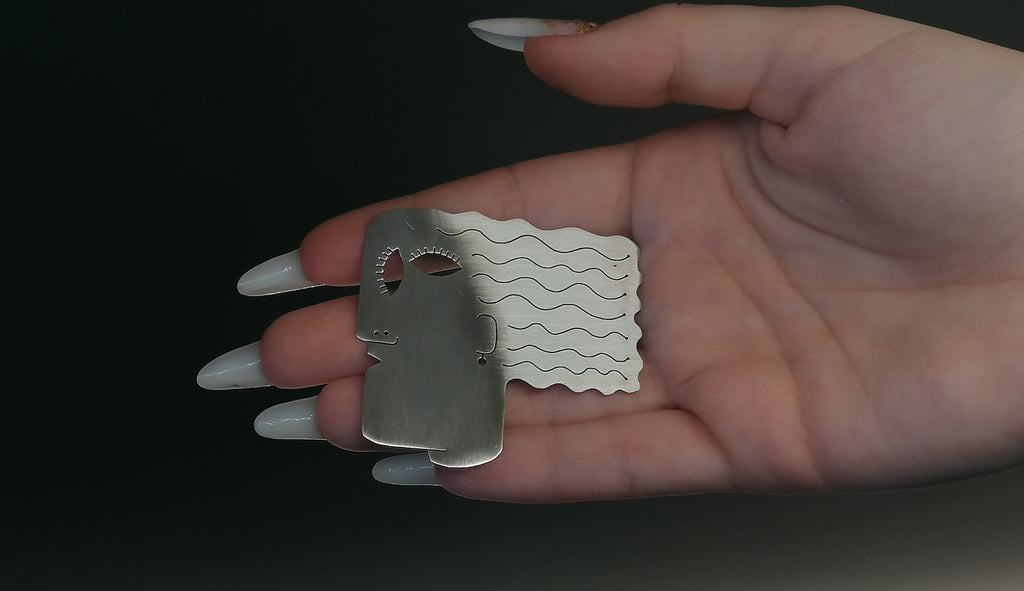 Broszka/ srebro- "Nina" - Kobieta o siwych włosach