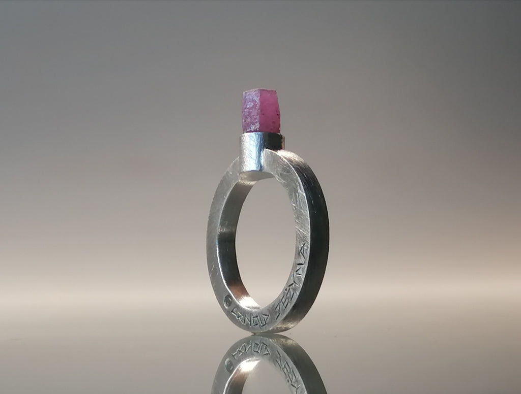 Pierścień / srebro- Rubin surowy