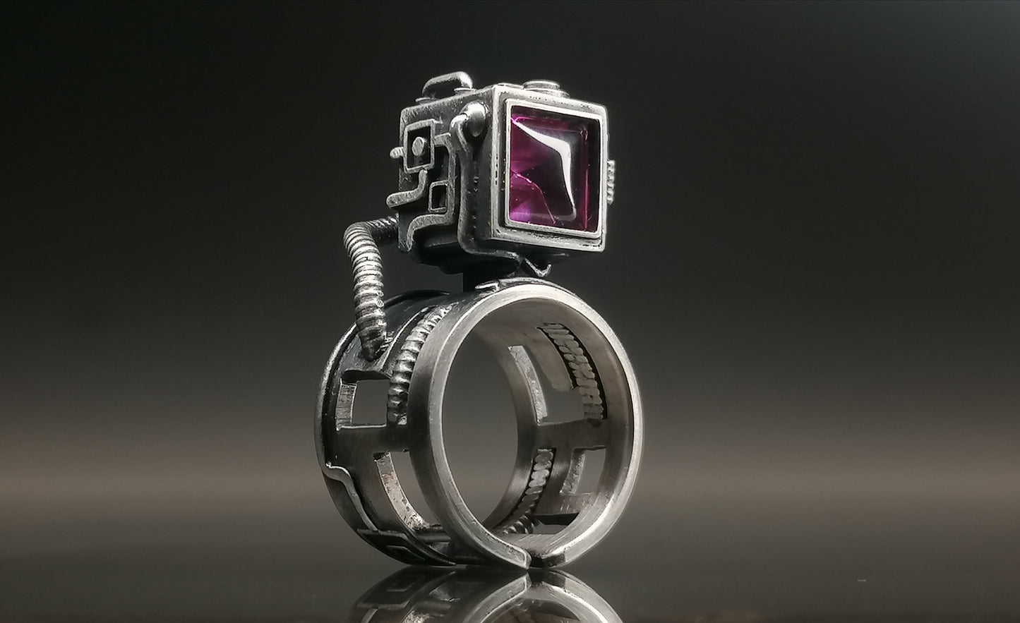 Pierścień z syntetycznym rubinem -"CUBE"