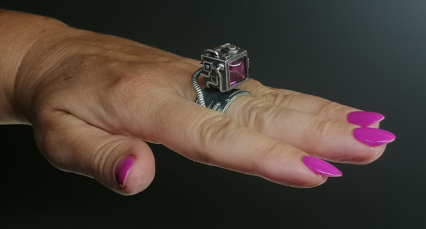 Pierścień z syntetycznym rubinem -"CUBE"